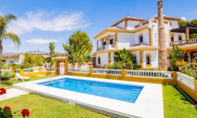 Cartama Villa | Cubo's Villa Fina & Minigolf included/luxury villa/wonderful views/heated pool/mini golf
