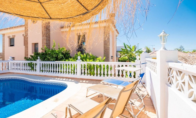 Churriana Villa | Cubo's Villa Palacio Valdes. Private pool and terrace, free wifi and AC