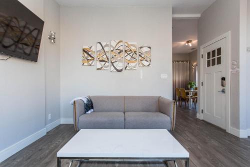 Lakeview Apartment | Cubs Playoffs - Prime Location! - 1 Min Walk to Wrigley Field - 2BR Apts Perfect for Cubs Fans!