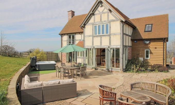 Tenbury Wells House | CUCKOO PEN COTTAGE, pet friendly, with hot tub in Tenbury Wells