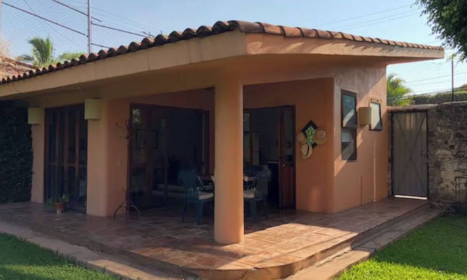 Tres de Mayo House | Cuernavaca's Hidden Gem: Adorable Bungalow with WiFi & Serene Garden Escape.