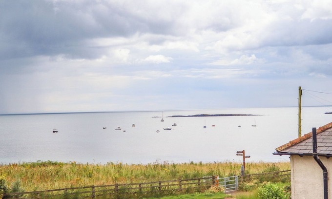 Newton by the Sea Cottage | CULLERNOSE COTTAGE, family friendly, with a garden in Embleton