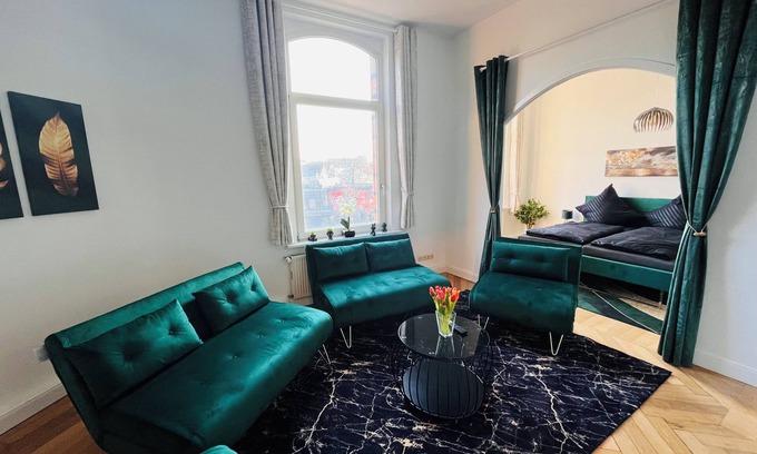 Saint Pauli Apartment | Culthouse Hamburg- Apartment 3 - Reeperbahn/Ecke Gr. Freedom at Beatles Platz