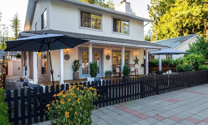 Cultus Lake House | Cultus Lake Cottage- 5 bedroom 3 bathroom- Walking distance to beach