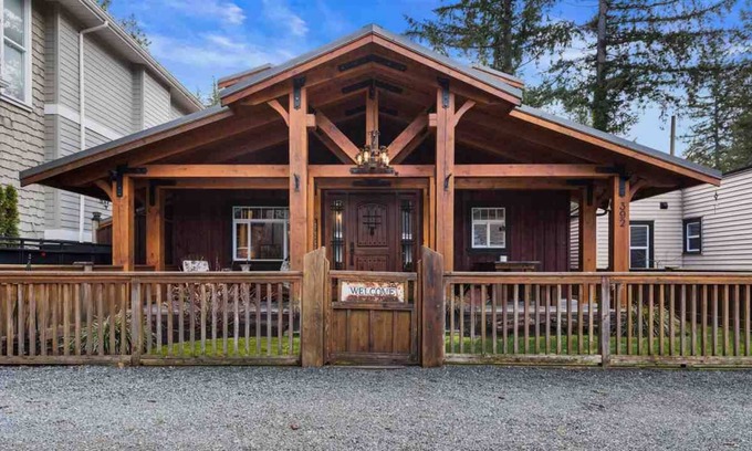 Cultus Lake House | Cultus Lake Luxury Resort - Steps to the Lake and Theme/Waterpark