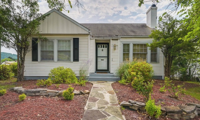 Cumberland Cottage | Cumberland Cottage w/Screened Porch + Fire Pit!