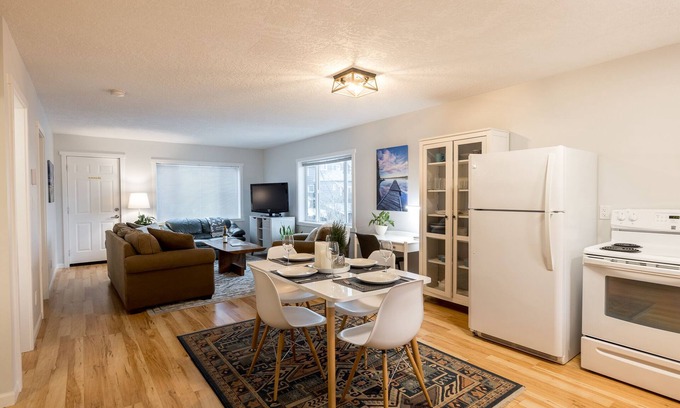 Cumberland Apartment | Cumberland Guesthouse ~ Bright 2 Bedroom Suite-B