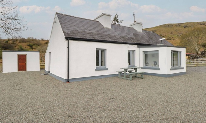 Finny Cottage | CUMMER COTTAGE, family friendly in Clonbur, County Galway