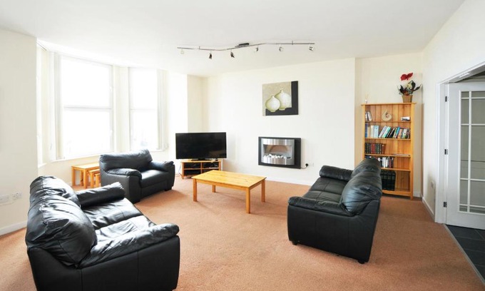 Douglas Apartment | Cunard Apartments
