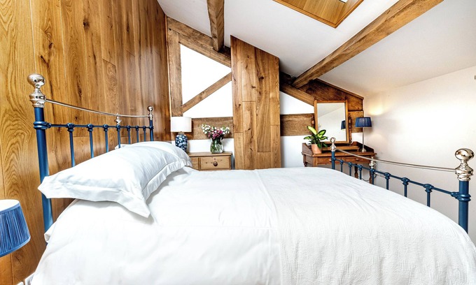 Sutton-in-Craven Cottage | CURLEW COTTAGE, character holiday cottage, with hot tub in Cowling