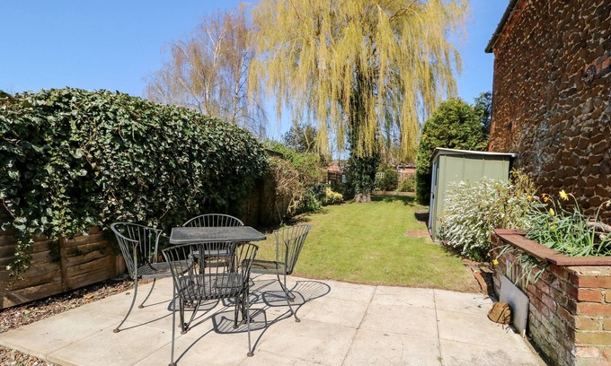 Snettisham Cottage | CURLEW COTTAGE, family friendly, with a garden in Snettisham