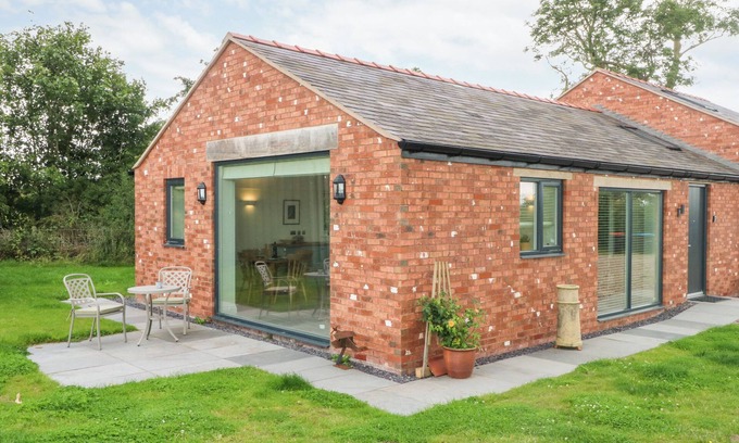 Shocklach Cottage | CURLEW, romantic, character holiday cottage, with a garden in Tilston