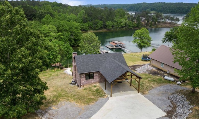 Jasper House | Curry Getaway on South Bay Lake Property