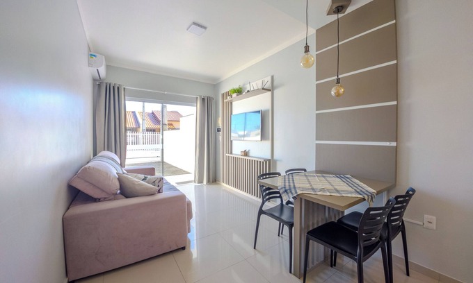 Praia da Armacao do Itapocoroi House | Curta Praia de Armação - Casa Girassol
