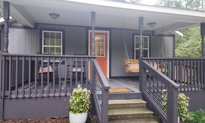Somerset House | Curve Cottage located on The Rattlesnake 192 just outside of Somerset.