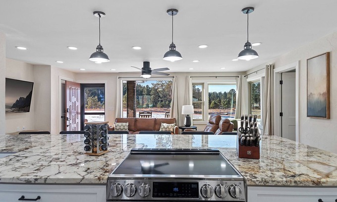 Custer House | Custer Gem! 6 Bedrms - Hot Tub, Steam Shower, AC, Fire Pit, 3 Sides Natl Forest