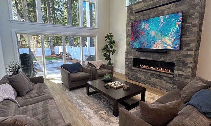 Detroit House | Custom-built Detroit Lake house - walking distance to the lake and town!
