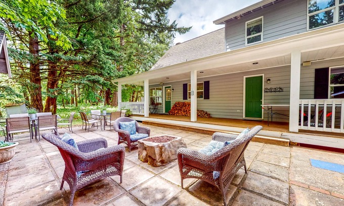 Dallas House | Custom-Built - Large Deck, Griddle, and Washer/Dryer