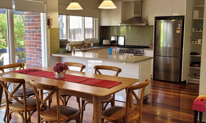 Kew House | Custom designed spacious luxury home with modern amenities in Kew, 7km to city.