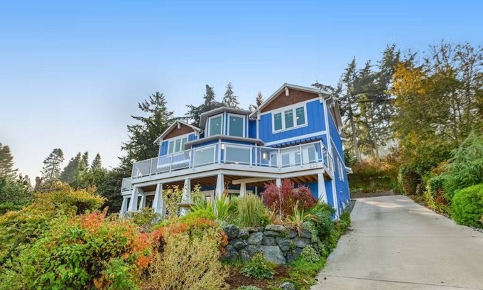 Coupeville House | Custom estate with 6 bedrooms, 4+baths, private beach in enchanting Coupeville.