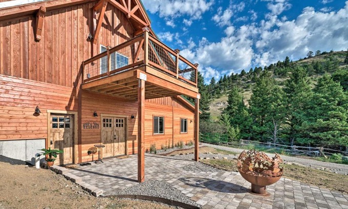 Livingston Apartment | Custom Livingston Apt with Balcony and Mountain Views!