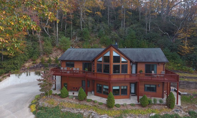 Hendersonville House | Custom mountainside home - year round Mountain View - Convenient location