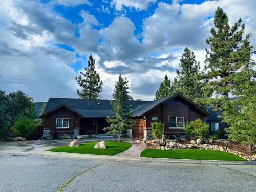 Castle Glen Estates House | CUSTOM SINGLE STORY CABIN WITH JACUZZI POOL TABLE & BIG GAME ROOM WITH ARCADE games