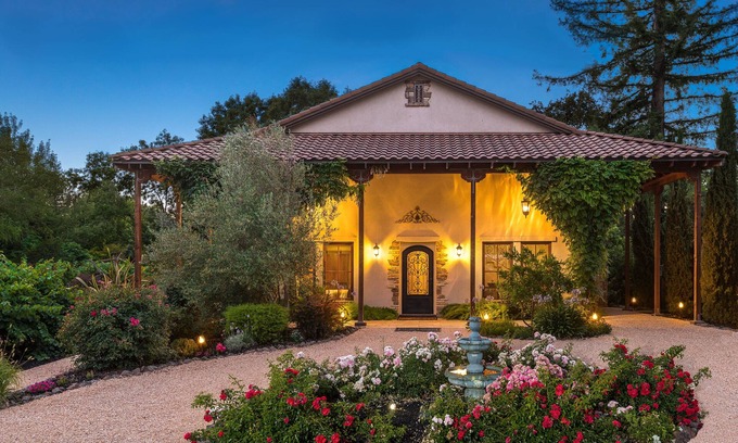 Kenwood House | Custom Winemaker's home - WALKING distance to 9 wineries! This is the place.
