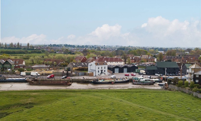 Faversham Apartment | Customs House by Bloom Stays, Large house for family groups of up to 20
