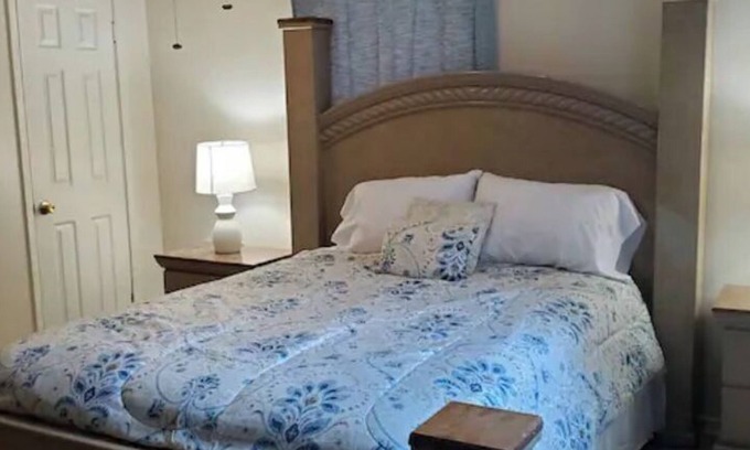 East Hill Apartment | Cute 1 bedroom home, close to Downtown, Beaches and Shopping