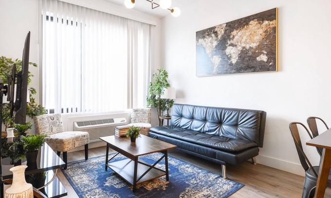 Elizabeth Apartment | Cute 1BR Next to Airport 9232