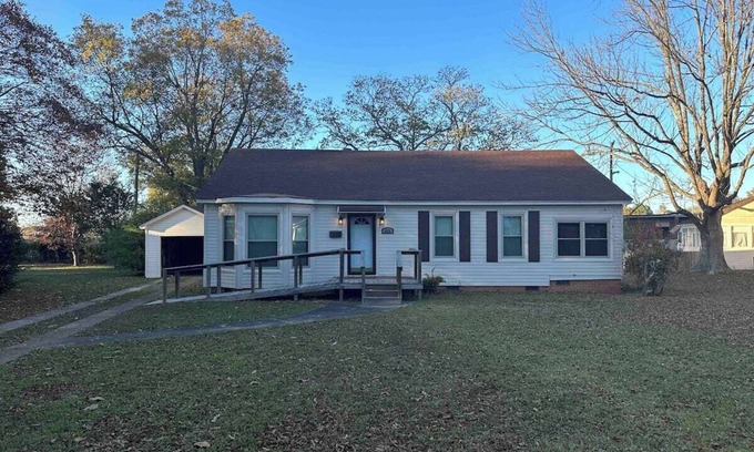 Brinkley House | Cute 2 bed 1 bath home that sleeps 7 in a quiet neighborhood.