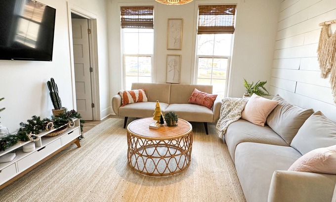 Lincoln House | Cute 2 bed/1 bath Home a few Blocks Away from Haymarket.