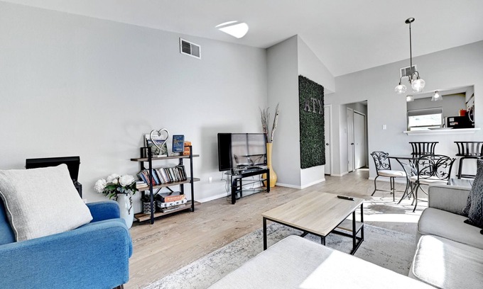 Cherry Creek House | Cute 2 bedroom, 1 bath South Austin Retreat