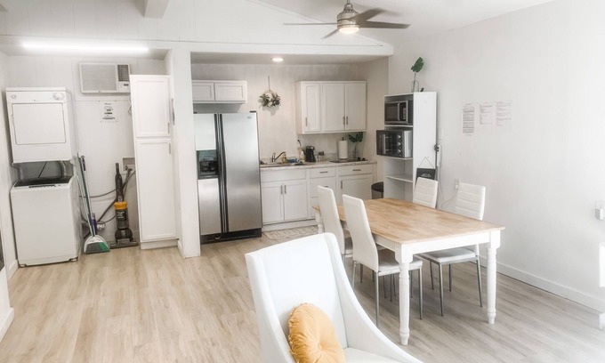 Tyler Apartment | Cute 2 bedroom Apartment close to EVERYTHING!