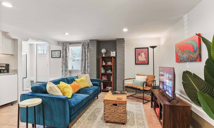 Leonidas Apartment | Cute 2 Bedroom Close to Streetcar & Restaurants
