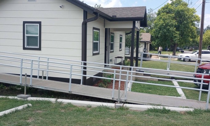 Temple House | Cute 2-bedroom house. WiFi & handicapped accessible near all Hosp. and colleges.