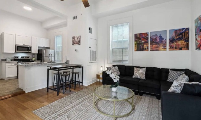 South 7th Ward Apartment | Cute 2bed 1bath, close to French Q, Bourbon St & Frenchmen St. Free street park