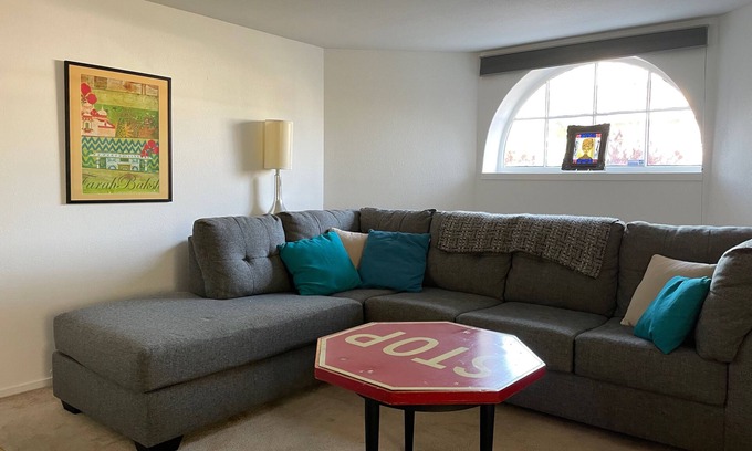 East End Apartment | Cute 2br apartment in charming Alameda Victorian. Close to Park St.