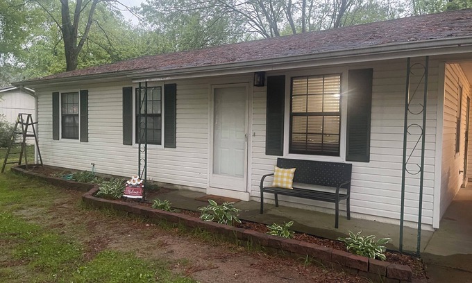Martin House | Cute 3 bedroom 1 bath on quiet street in Martin,Tn .pet friendly and sleeps 8