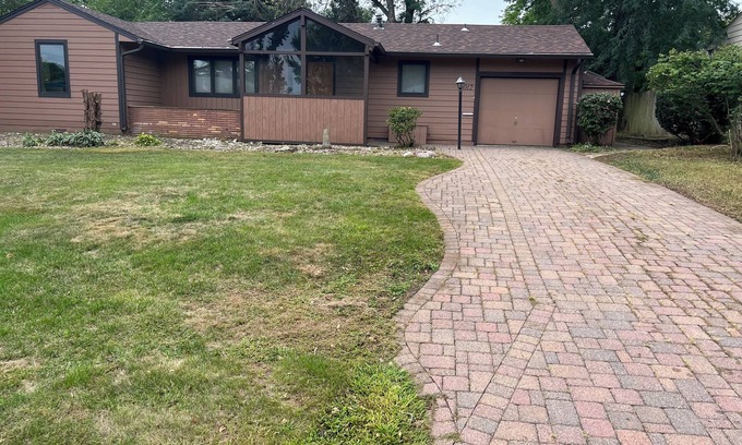 Ames House | Cute 4-5 Bedroom Home with 2 Gorgeous Bathrooms Close to Stadium