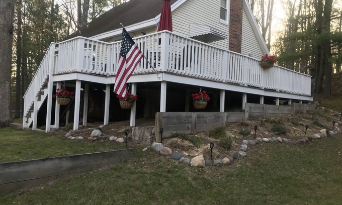 Higgins Lake Cottage | Cute 4 bed 2 bath cottage, short walk to shared road end dock.