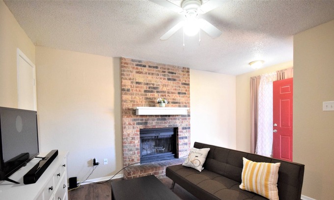 Fort Worth Apartment | Cute and Cozy 2 Bed 1 Bath Unit in a 4-Plex with Assigned Parking and W/D