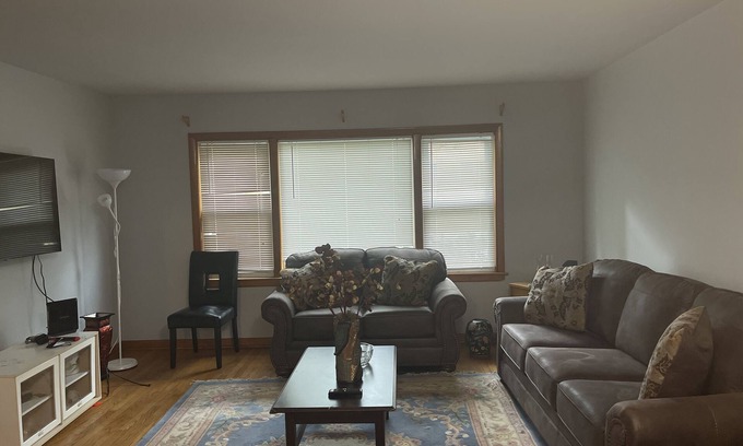 Budlong Woods House | Cute and Cozy 2 Bedroom