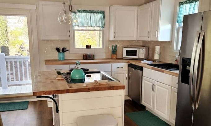 Diamond Hill House | Cute and Cozy 2bd-Pet Friendly-4 Miles to LU!