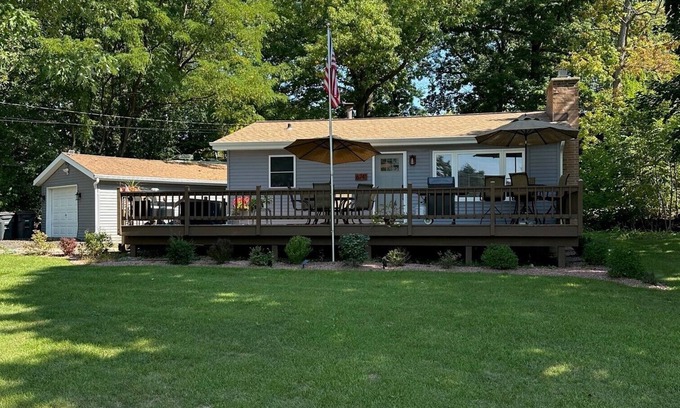 Paddock Lake House | Cute and Cozy Cottage by the Lake! Kayaks! Paddleboard! HUGE Deck w/Great Views