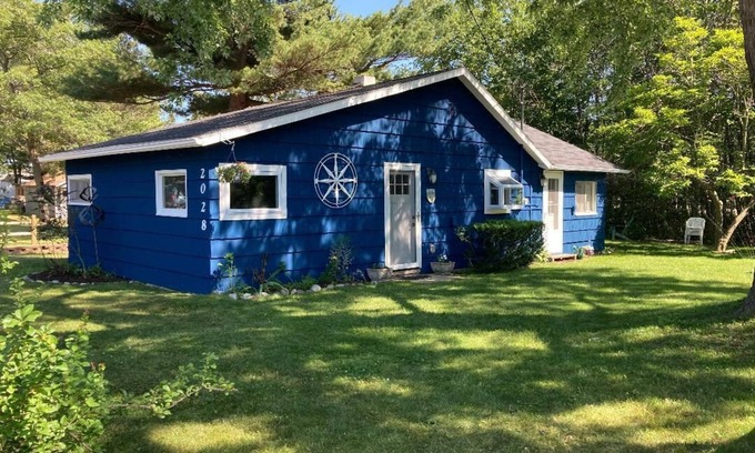 Tawas City House | Cute and cozy cottage with Lake Huron access