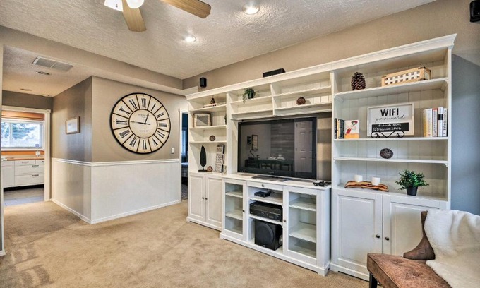 Boring House | Cute and Cozy PDX Area Townhouse 31 Mi to Mt Hood!