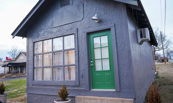 Cotter House | Cute and Cozy, pet friendly home in downtown Cotter!n