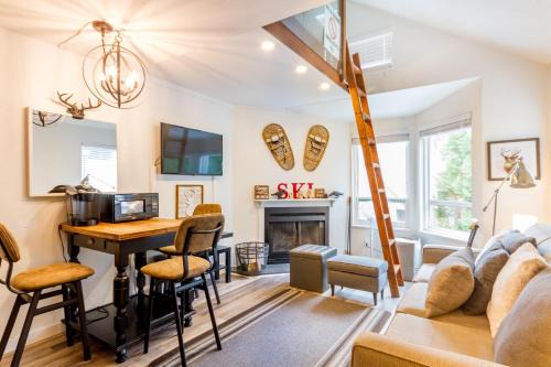 Whistler Creekside House | Cute and Cozy, walk to Gondola Ski in Out
